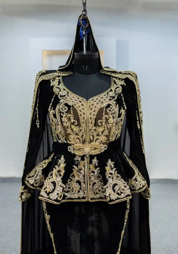 Noir Karakou plus Cape (MRV_1548)
